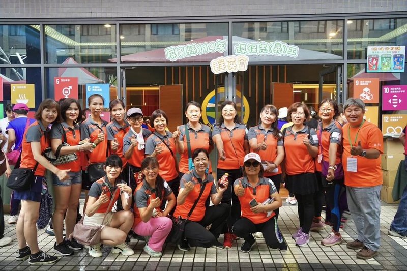 屏東縣環保局19日舉辦「環保志工群英會」,競賽活動融合知識與趣味,考驗體能與團隊默契,凝聚向心力,屏東市勝利里環保志工到場參加。(屏東縣環保局提供)中央社記者黃郁菁傳真 114年7月19日
