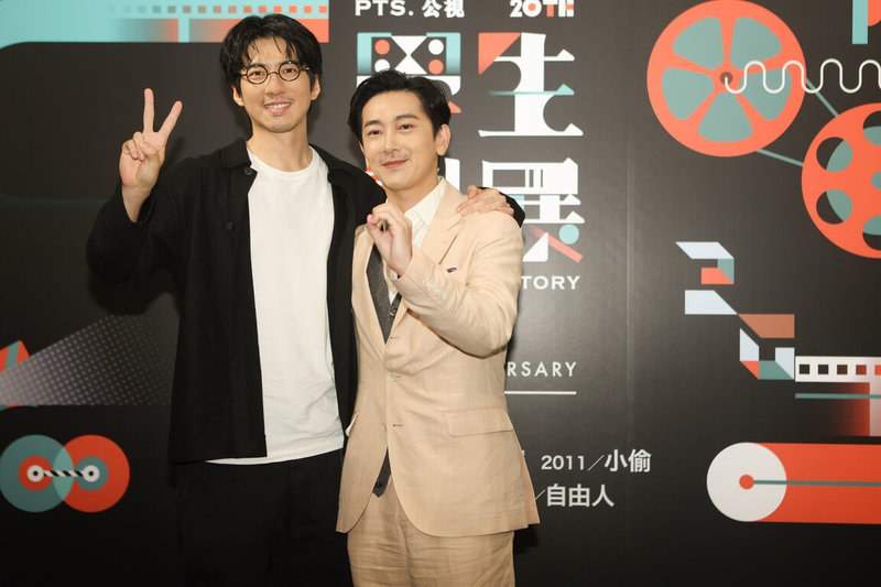 演員施名帥(右)、傅孟柏(左)19日出席「公視學生劇展20週年影展」記者會,兩人開心搭肩留影,也受訪分享這些年在影劇創作路上的心路歷程。(公視提供)中央社記者洪素津傳真 114年7月19日