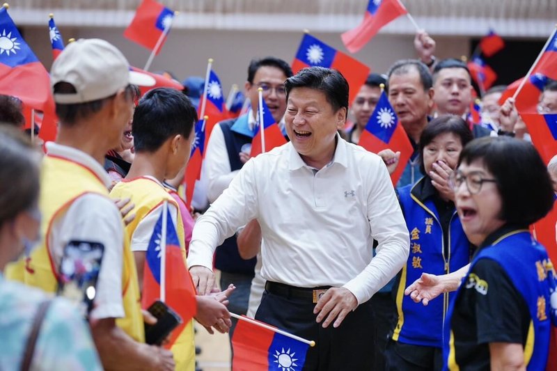 國民黨花蓮縣黨部19日下午在玉里鎮藝文中心舉行反罷免造勢活動,國民黨立委傅崐萁(白衣者)進場時與民眾握手互動,場面熱絡。(傅崐萁立委辦公室提供)中央社記者張祈傳真 114年7月19日