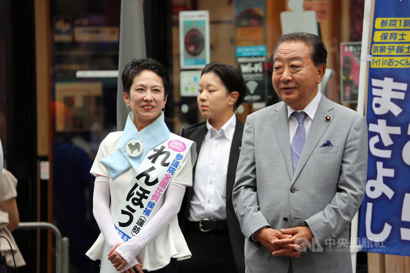 日本參議院大選20日投開票，這次異軍突起的參政黨政見主張「日本人優先」，人氣快速上升。「外國人政策」成了選戰焦點之一，讓不少老牌政治人物意想不到。圖為立憲民主黨提名、參選比例代表選區參議員的台裔前參議員蓮舫（左）與立憲民主黨代表野田佳彥16日在東京新宿街頭拜票。中央社記者楊明珠東京攝　114年7月19日