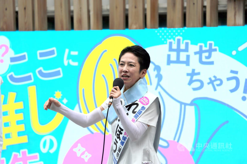 日本參議院大選20日投開票，這次異軍突起的參政黨政見主張「日本人優先」，人氣快速上升。立憲民主黨提名、參選比例代表選區參議員的台裔前參議員蓮舫16日在東京新宿街頭演說時大聲問選民，「真沒想到外國人竟然成了關鍵字」、「外國人真的那麼壞嗎？我一定要問這個問題才行」。中央社記者楊明珠東京攝　114年7月19日