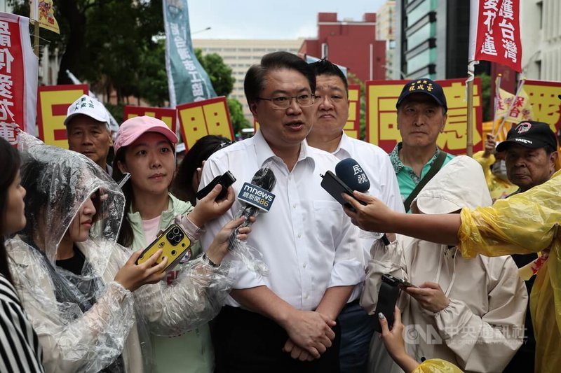 大罷免投票日前超級黃金週,民團發起的「護國大遶境」行動19日在台北市區掃街宣傳,民進黨秘書長林右昌(前中)傍晚現身響應參與,並接受媒體聯訪。中央社記者翁睿坤攝 114年7月19日