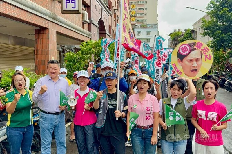 民進黨立委蘇巧慧(前左3)19日出席罷團「板東縱貫線」徒步掃街活動,與罷免案領銜人史書華(前左4)等人齊喊口號,期許「大罷免、大成功」。中央社記者趙敏雅攝 114年7月19日