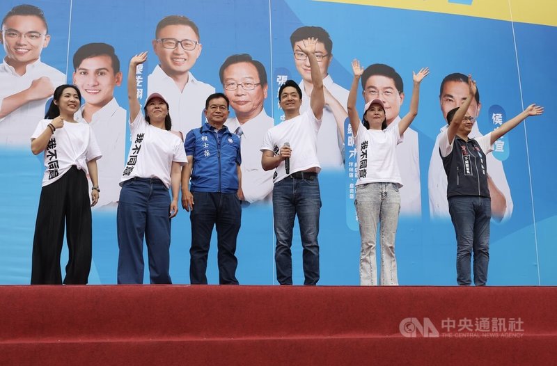 國民黨19日在新北市板橋區舉辦「反惡罷 戰獨裁!不同意罷免」北部黃金週造勢晚會,台北市長蔣萬安(右3)等人輪番上台進行宣講。中央社記者趙世勳攝 114年7月19日
