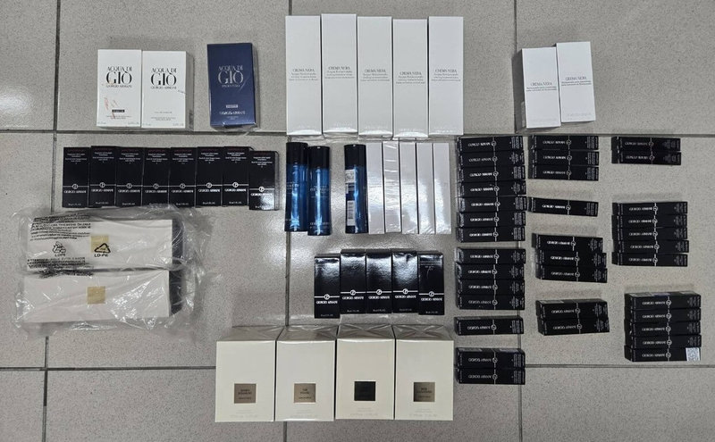 台北市警方19日表示，曾任職東區百貨公司櫃姐的林姓女子離職後未繳回識別證，趁隙進百貨內行竊成功，6月間故技重施，前往其他櫃位行竊，當場遭保全發現，員警從林女背包搜出約新台幣24萬元的化妝品等物，訊後依竊盜罪嫌送辦。（警方提供）中央社記者劉建邦傳真  114年7月19日
