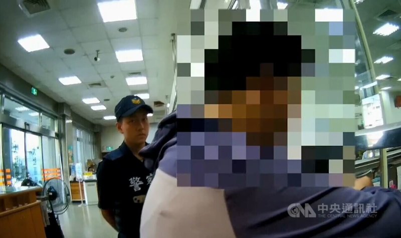 台中60歲趙姓婦人（前）16日接到詐團電話誆稱被盜辦證件，帳戶將監管，她到農會欲提領新台幣10餘萬元要交給對方，向行員說是「繳保費」，行員察覺有異立即報案，警方到場阻詐。（翻攝照片）中央社記者蘇木春傳真  114年7月19日