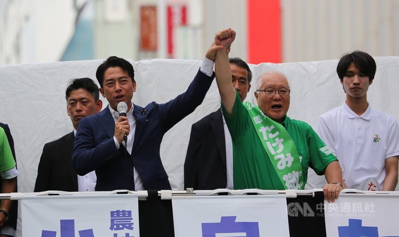 日本參議院大選20日投開票，各政黨重要人士19日前往激烈選區進行最後衝刺。自民黨最愛邀請助選的農林水產大臣小泉進次郎下午現身銀座街頭輔選，吸引支持民眾歡呼。中央社記者楊明珠東京攝　114年7月19日