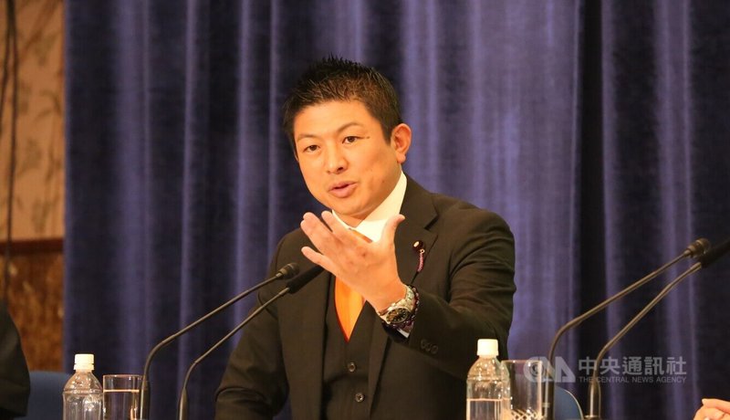 日本參議院選舉將於20日投開票,外國人議題成為選戰焦點。成立至今僅有5年的參政黨主打「讓日本人富起來」、「守護日本人」、「培育日本人」等三大主軸,支持度正在急速上升。圖為黨魁神谷宗幣2日出席在日本記者俱樂部主辦的辯論會。中央社記者楊明珠東京攝 114年7月19日