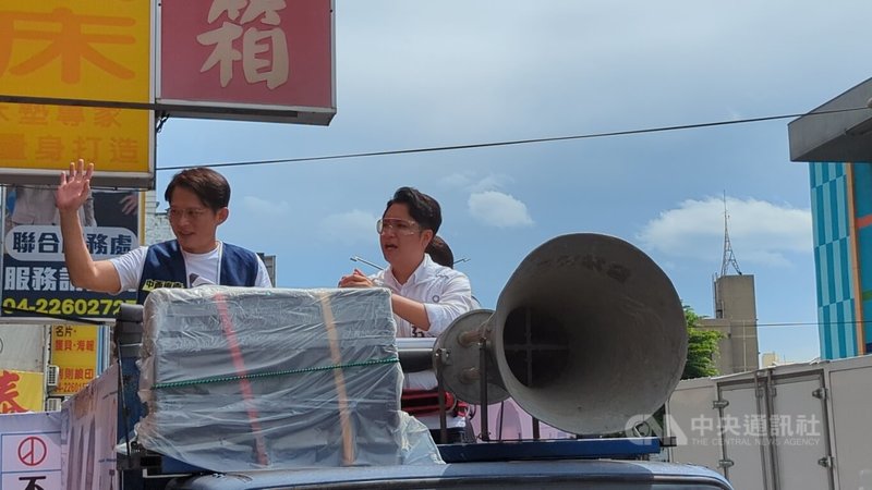 民眾黨主席黃國昌(左)19日到台中,與國民黨立委羅廷瑋(右)登上宣傳車掃街反惡罷,懇託台中鄉親投下不同意票,羅廷瑋感謝黃國昌到場聲援,象徵在野力量在關鍵時刻選擇團結。中央社記者蘇木春攝 114年7月19日