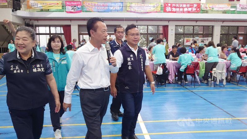 嘉義縣衛生局19日在國立民雄高級農工職業學校辦複合式健康篩檢活動,嘉義縣長翁章梁(前左2)到場向醫護及工作人員致謝。中央社記者蔡智明攝 114年7月19日