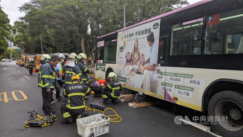 台北市愛國西路附近19日發生行人遭公車撞擊死亡事故,60歲周佳正走在行穿線時,疑遭轉彎公車撞擊,受困前輪,送醫搶救不治。(翻攝畫面)中央社記者劉建邦傳真 114年7月19日