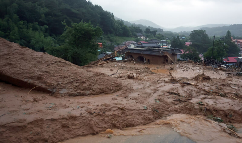 韓國近日降下豪雨,19日慶尚南道的山清郡發生土石流。(韓聯社)
