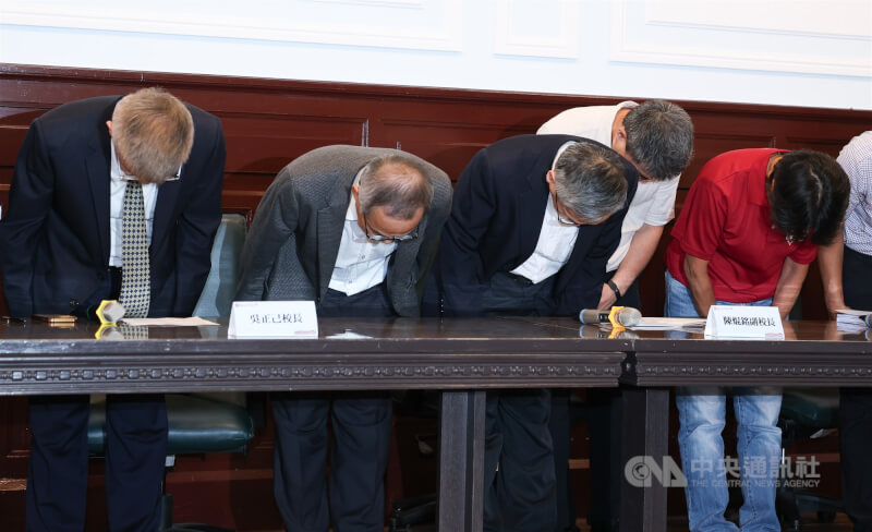 台師大校長吳正己(左)19日率女足抽血案涉案教練周台英(右)、研究計畫主持人陳忠慶(右2)及副校長等人出席記者會,會中眾人一同鞠躬致歉。中央社記者謝佳璋攝 114年7月19日