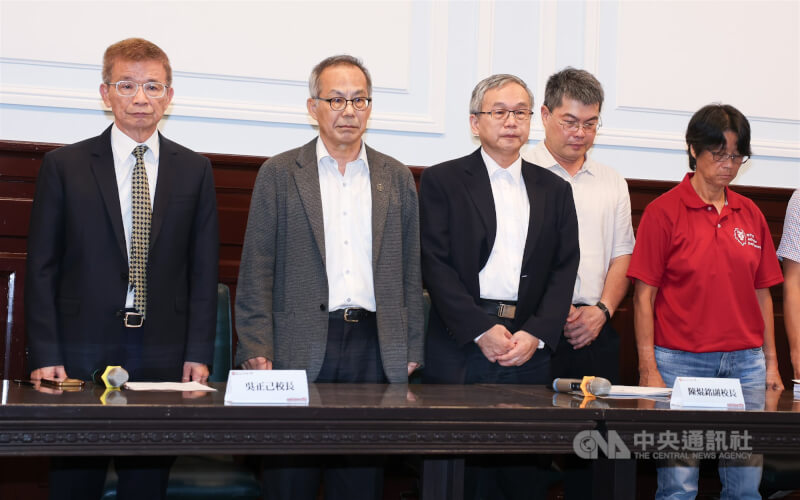 女足抽血案震驚各界,台師大校長吳正己(左)19日率多名主管和涉案教練周台英(右)、研究計畫主持人陳忠慶(右2)出席記者會,公開為抽血案向社會大眾與受影響學生道歉。中央社記者謝佳璋攝 114年7月19日