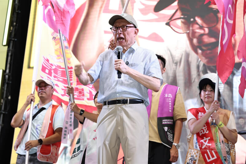 反共護台志工聯盟19日晚間在台北舉行「重返青島–護國保台晚會」,聯電創辦人曹興誠(中)也現身宣講,呼籲民眾用手中選票守護民主台灣、26日務必票投同意罷免。中央社記者翁睿坤攝 114年7月19日