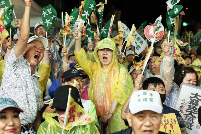 反共護台志工聯盟「護國大遶境」行動19日抵達台北市青島東路終點，晚間並舉行「重返青島–護國保台晚會」，現場群情激憤，眾人紛紛舉旗吶喊「大罷免大成功」等口號。中央社記者翁睿坤攝　114年7月19日
