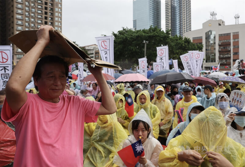 國民黨19日在新北市板橋第一運動場區舉行「反惡罷 戰獨裁!不同意罷免」北部黃金週造勢晚會,雖然天候不佳,現場支持者仍冒雨力挺。中央社記者趙世勳攝 114年7月19日