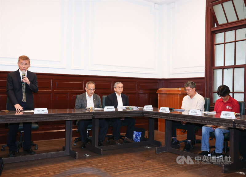 台師大女足抽血案,台師大校長吳正己(左)、涉案教練周台英(右)與研究計畫主持人陳忠慶(右2)等人19日下午出席記者會對外說明,並於會中向相關人事表達歉意。中央社記者謝佳璋攝 114年7月19日
