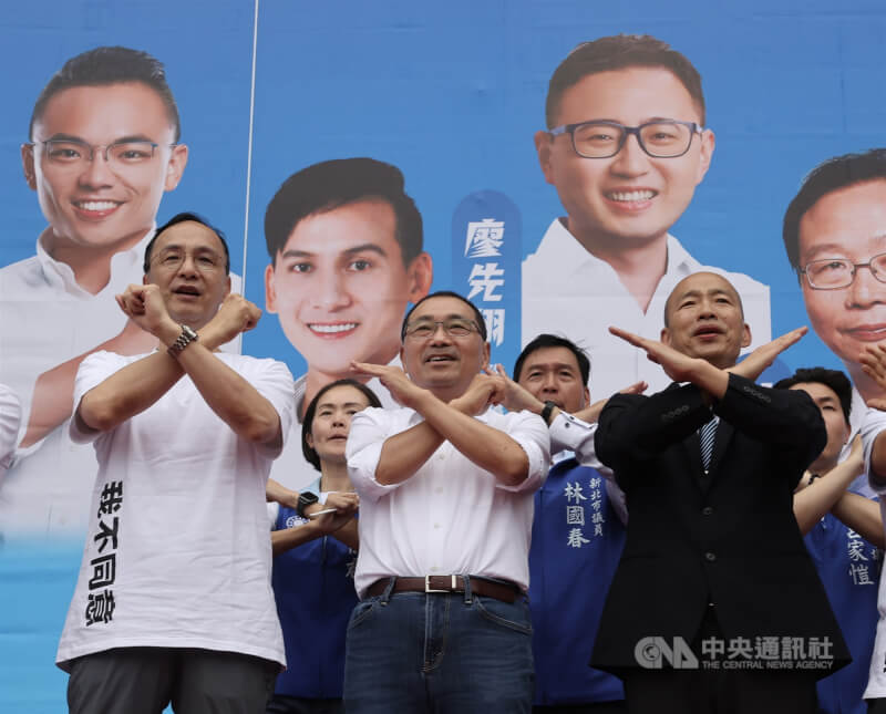 把握26日罷免投票前的黃金週末,國民黨19日在新北市板橋區舉行「反惡罷 戰獨裁!不同意罷免」造勢晚會,黨主席朱立倫(前左起)、新北市長侯友宜、立法院長韓國瑜出席,凝聚團結氣勢。中央社記者趙世勳攝 114年7月19日