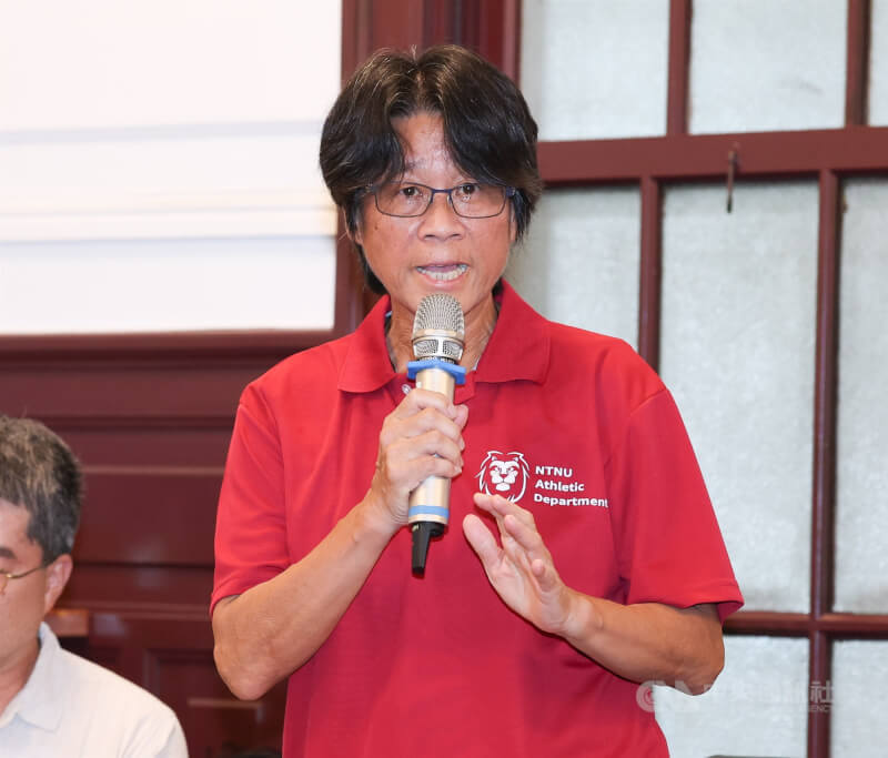 台師大女足抽血案,涉案教練周台英(圖)19日首度公開出面表達歉意,她語帶哽咽表示,為這次事件對女足的影響、對女足隊員簡奇陞等人,深深感到非常抱歉,中央社記者謝佳璋攝 114年7月19日