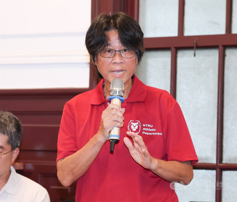 台師大女足抽血案,涉案教練周台英(圖)19日首度公開出面表達歉意,她語帶哽咽表示,為這次事件對女足的影響、對女足隊員簡奇陞等人,深深感到非常抱歉,中央社記者謝佳璋攝 114年7月19日