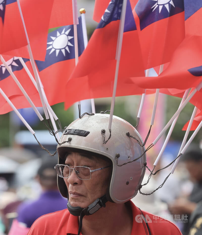 國民黨19日下午於新北市板橋區舉行「反惡罷 戰獨裁!不同意罷免」北部黃金週造勢晚會,民眾戴上自製國旗帽參與,表達立場。中央社記者趙世勳攝 114年7月19日