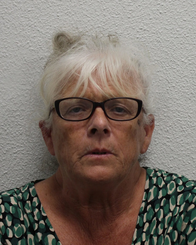 英國一名65歲、江湖名號「女王蜂」的女性毒販黛柏拉梅森吸收以女性為主的親友從事毒品交易,甚至在與兒孫出遊期間交貨,含黛柏拉梅森在內共8名犯罪集團成員18日遭判總計106年6個月徒刑。(倫敦都會區警察局提供)中央社記者陳韻聿倫敦傳真 114年7月19日