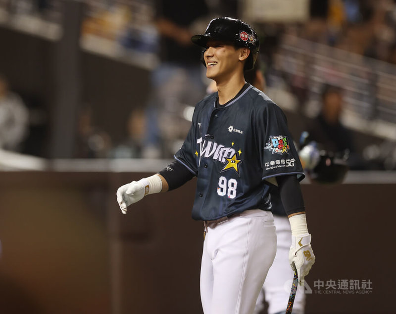 中華職棒明星對抗賽首戰19日在台北大巨蛋舉行,TEAM TAIWAN陳晨威(圖)7局打擊時上演「啾啾」橋段,不過最後那個打席被三振,陳晨威笑著退場。中央社記者張新偉攝 114年7月19日