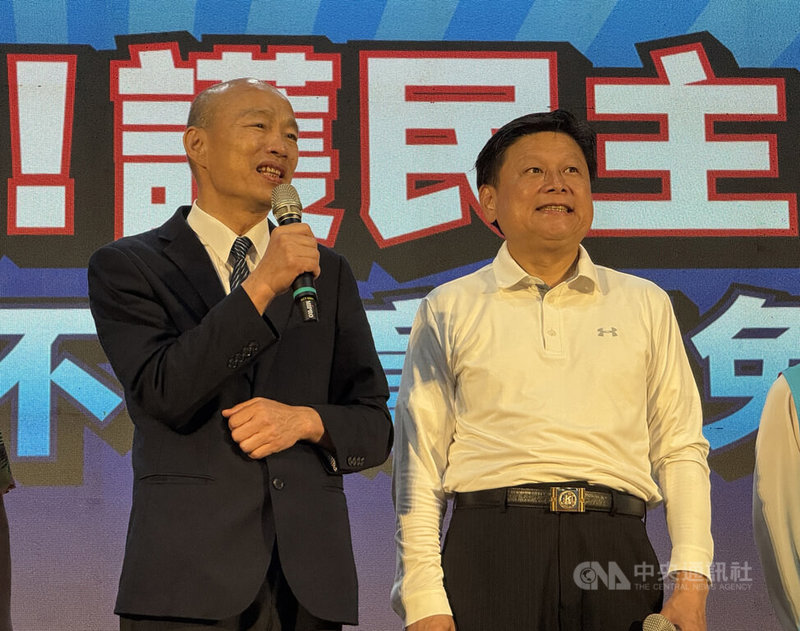 國民黨花蓮縣黨部19日舉行2場「反罷免護民主」造勢活動，上午首場在吉安國民中學舉行，立法院長韓國瑜（左）現身，力挺中國國民黨籍立法委員傅崐萁（右）。中央社記者張祈攝  114年7月19日
