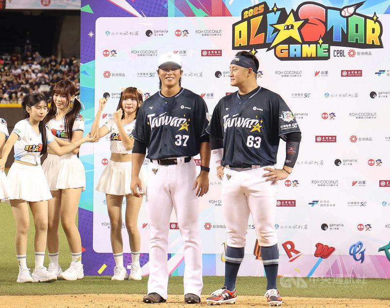 2025中華職棒明星對抗賽TEAM TAIWAN首戰以7比5擊敗TEAM STAR,TEAM TAIWAN陣中蔣少宏(右)獲選MVP,直言到老了仍會記得,賽後頒獎時,他特別邀請投手呂詠臻(右2)一起上台,展現好交情。中央社記者張新偉攝 114年7月19日
