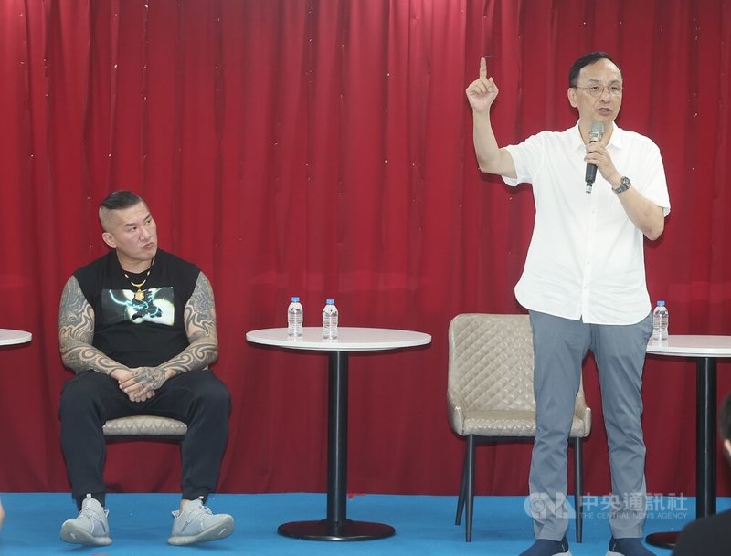 國民黨全國青年工作總會20日下午舉辦「青年沙龍」論壇,網紅「館長」陳之漢(左)受邀擔任講者,黨主席朱立倫(右)感謝陳之漢來跟青年互動,也邀請他在罷免投票前一晚到凱道造勢,一起反罷免、反惡罷。中央社記者郭日曉攝 114年7月20日