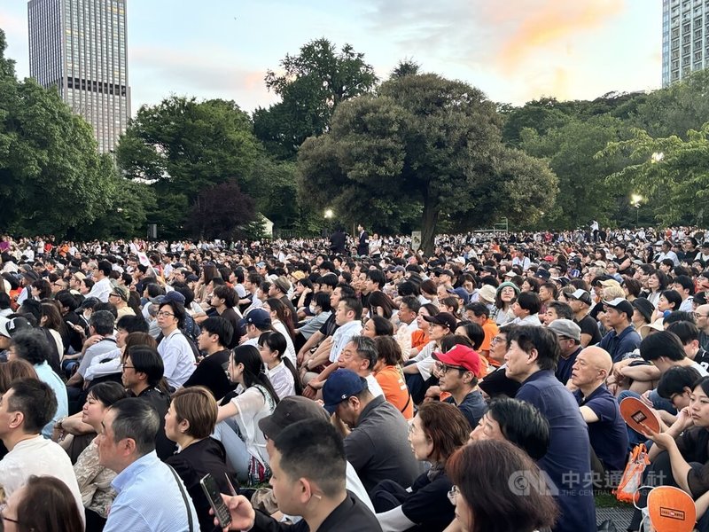 日本參議院大選20日投開票,各政黨19日在選前之夜總動員。近來氣勢如虹的參政黨在芝公園集結,現場聚集約2萬人搖旗吶喊,對於能夠一舉拿下2位數席次信心滿滿。中央社記者戴雅真東京攝 114年7月20日