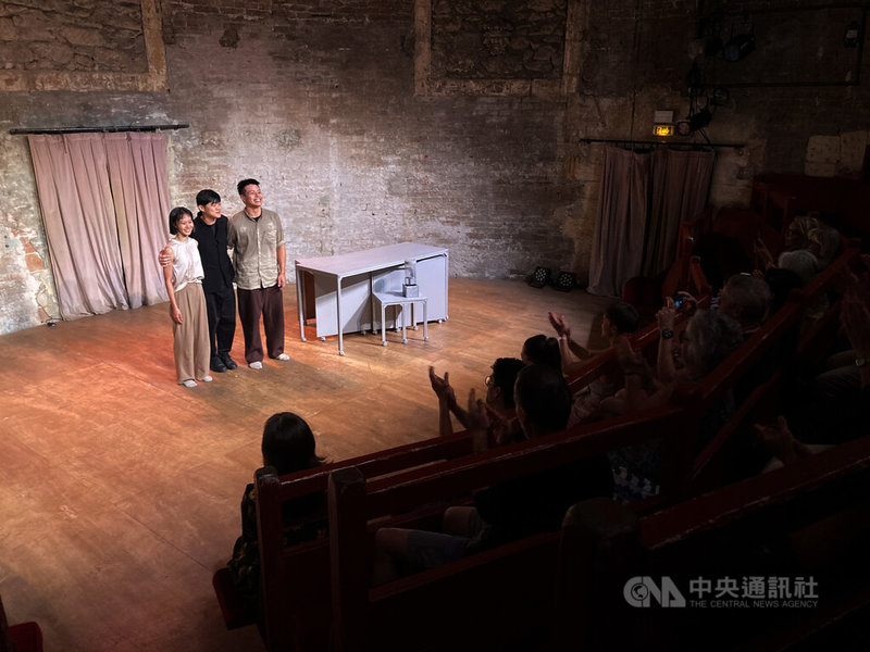 翃舞製作表演「推拉」在謝幕時向絲品劇院中的觀眾致謝。翃舞製作總監暨編舞者賴翃中(黑衣者)表示,寫實而明確的潛台詞不是他的創作方式,盼舞作為觀眾保留閱讀空間。中央社記者李若韻亞維儂攝 114年7月20日
