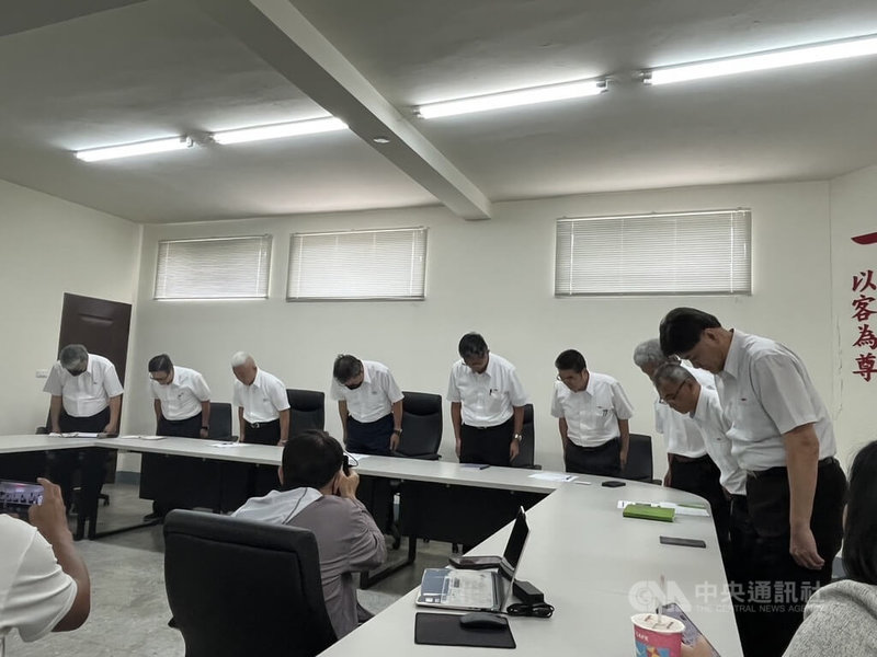 衛生福利部桃園醫院乳房外科主任醫師周佳正19日在台北市過馬路時遭公車撞死,肇事的欣欣客運20日召開記者會,董事長范大維(左4)鞠躬致歉,強調會負起相關責任。中央社記者楊淑閔攝 114年7月20日