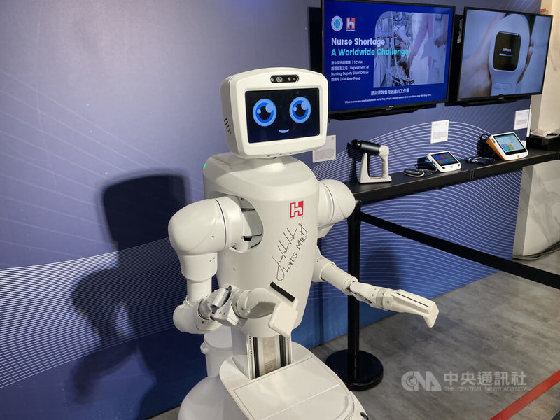 輝達(NVIDIA)看好人形機器人發展前景,台廠包括鴻海集團等,與輝達合作布局機器人自動化軟硬體整合方案。圖為鴻海自力開發的AI護理機器人Nurabot。中央社記者鍾榮峰攝 114年7月20日