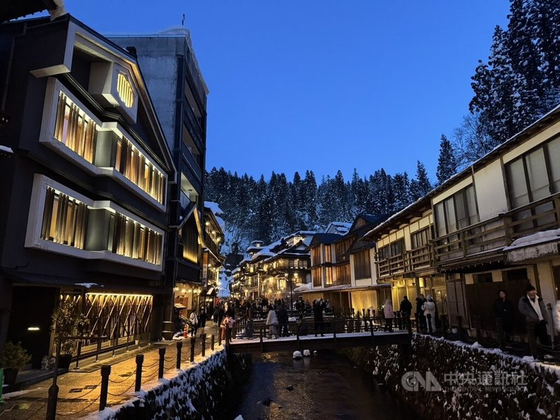 根據旅遊業者觀察,台灣旅客赴日旅遊規劃要素,前3名分別為文化體驗、美食體驗及自然風景。圖為銀山溫泉。中央社記者余曉涵攝 114年7月20日