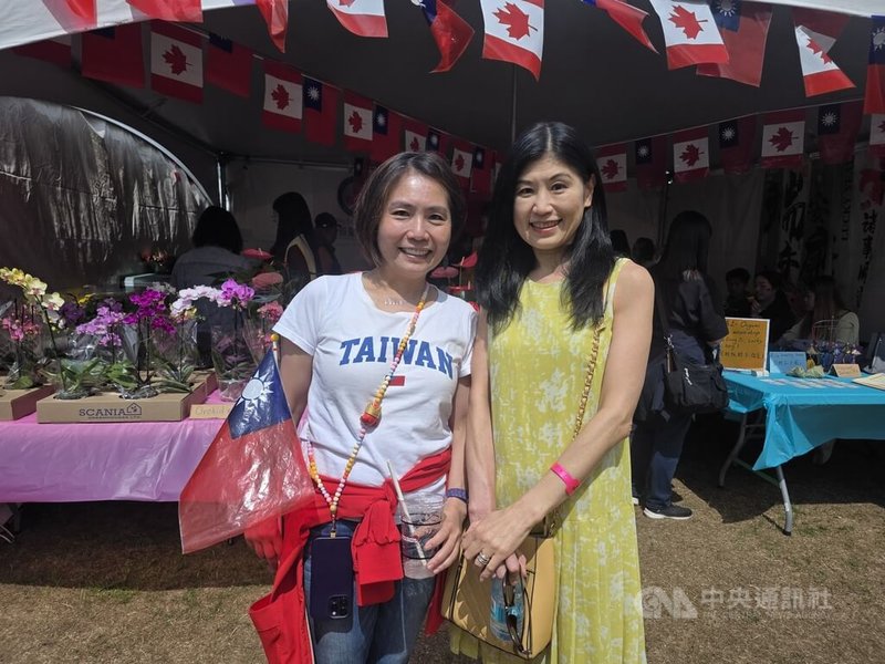 日本駐溫哥華副總領事Satomi Okagaki(右)到台灣攤位捧場,稱非常喜歡台灣。駐溫哥華經濟文化辦事處長劉立欣(左)也表示,「素里多元文化節」每年有數十個國家擺攤參與,成為文化交流的好場所。中央社記者程愛芬溫哥華攝 114年7月20日