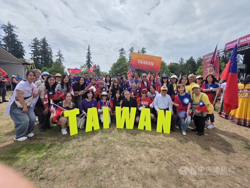 來自台灣的青年代表和台灣僑胞們舉著國旗和「TAIWAN」的標語牌,不斷高呼口號,成為「素里多元文化節」活動遊行隊伍中最亮眼的一支。中央社記者程愛芬溫哥華攝 114年7月20日