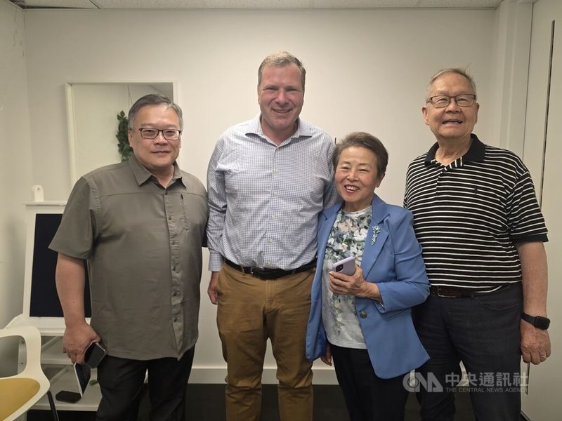 加拿大亞裔協會執行長吳權益(左1)認為,在台灣漁夫李豪(左2)身上可以看到他充滿冒險挑戰的精神,以及他對台灣鄉土文化的熱愛,並在國際上為台灣發聲。中央社記者程愛芬溫哥華攝 114年7月20日