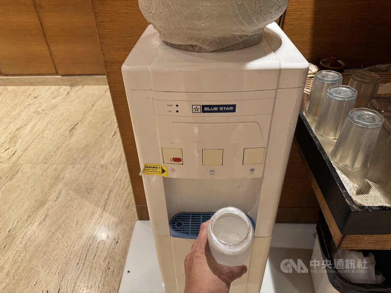 印度星級飯店提供的蒸餾水(圖)混濁程度肉眼可見,飲用水衛生堪憂,民生用水淨水措施尚待強化。中央社記者李晉緯新德里攝 114年7月20日