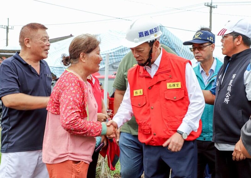 颱風丹娜絲造成嘉義縣沿海鄉鎮多處老舊平房屋頂遭強風吹毀,消防聯合義消優先協助弱勢家戶蓋帆布。嘉義縣長翁章梁(前左3)20日前往慰問災民。(嘉義縣政府提供)中央社記者黃國芳傳真 114年7月20日