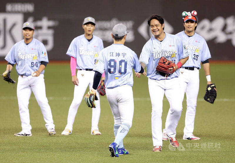「大師兄」林智勝(右2)20日在中華職棒明星賽睽違10年守游擊,完成生涯最後一次明星賽,8局上退場,交棒給隊友江坤宇(右3)。中央社記者張新偉攝 114年7月20日