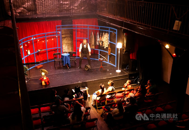 「愛情烏托邦」正於法國外亞維儂藝術節中的知更鳥劇院演出。舞台場景懷舊,背景是二戰時期的電影配樂與紀錄片聲音,在小丑與觀眾的嬉鬧互動中,溫暖展開愛情與人生。中央社記者李若韻亞維儂攝 114年7月20日