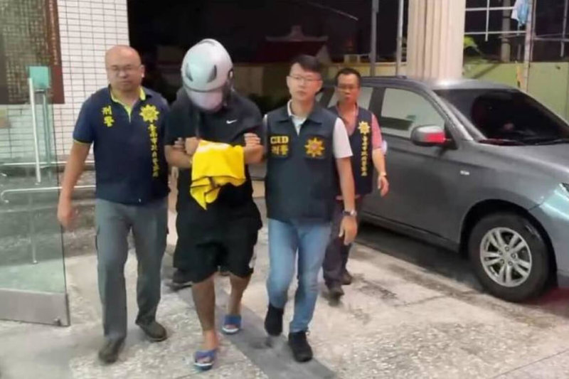 台南市學甲區有風災受災戶上網找人修繕房屋,一名男子前往承纜工程並索取19萬元訂金後失聯,警方19日晚間逮捕涉案31歲周姓男子(左2)。(讀者提供)中央社記者楊思瑞台南傳真 114年7月20日