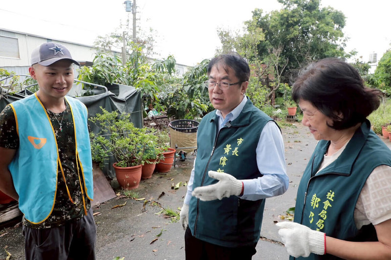 颱風丹娜絲造成台南多處災情,台南市長黃偉哲(中)與社會局長郭乃文(右)20日上午前往關心受災民眾,並向協助清理環境的志工致謝。(台南市政府提供)中央社記者楊思瑞台南傳真 114年7月20日