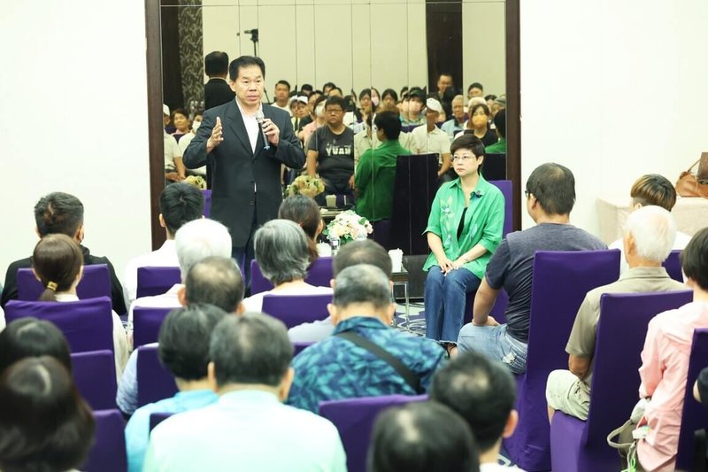 新竹市罷團20日舉辦「反共作為最大公約數:726與之後的台灣」講座,邀請退役軍官「鷹爸」徐柏岳(後左)出席,從軍職的國安角度剖析罷免行動的意義。(「新竹雙罷」提供)中央社記者魯鋼駿傳真 114年7月20日