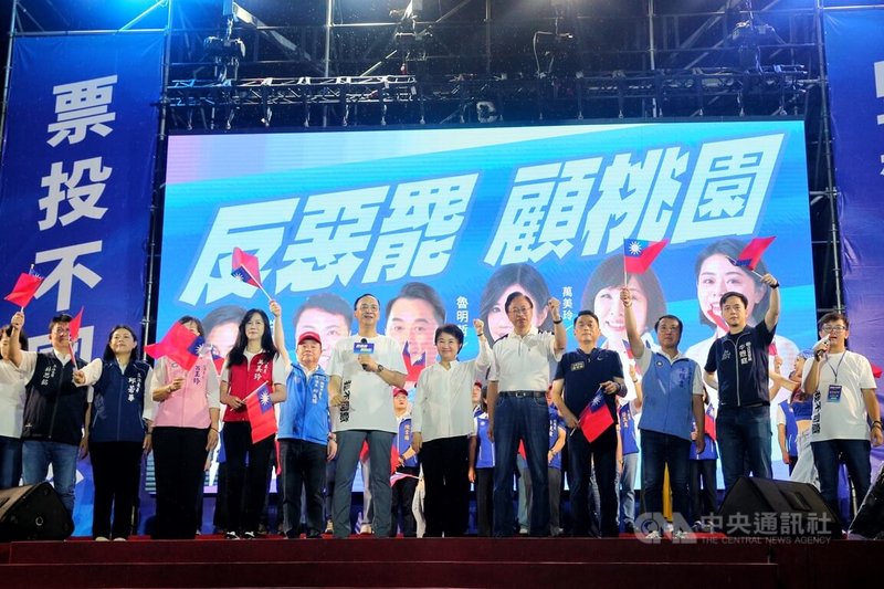 罷免投票前黃金週，中國國民黨20日在桃園市中壢區舉辦造勢晚會，黨主席朱立倫（中左）呼籲支持者出來投票，守住桃園6席優秀立委，讓總統賴清德「大罷免大失敗」。中央社記者吳睿騏桃園攝　114年7月20日
