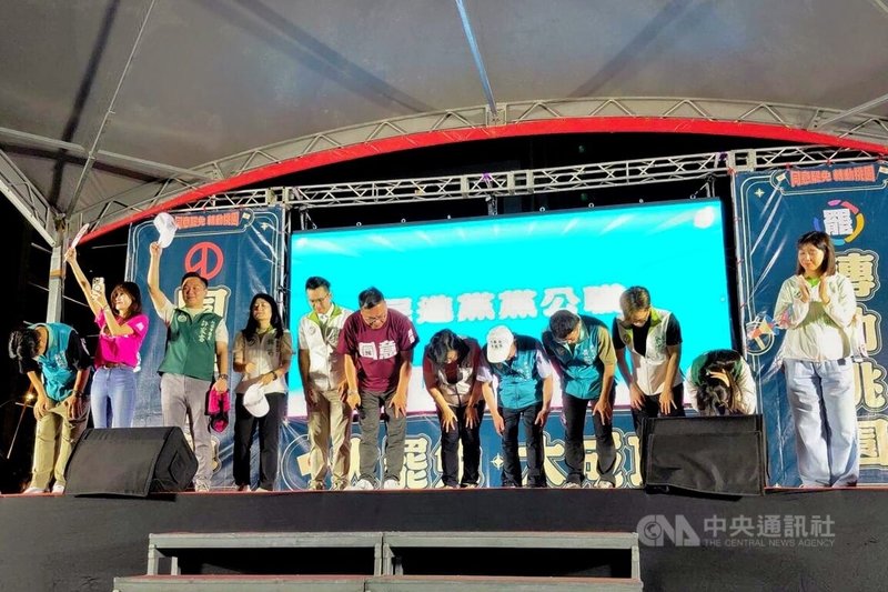 罷免投票前黃金週,桃園市罷免團體20日晚間在桃園區舉辦造勢晚會,民進黨立委王義川(左6)率領桃園市民進黨公職,鞠躬感謝罷免團體的辛苦。中央社記者吳睿騏桃園攝 114年7月20日