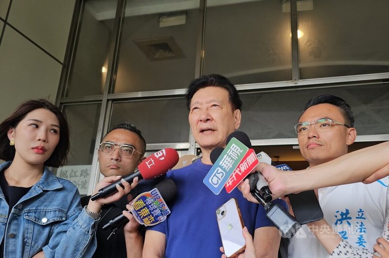 國民黨反罷喊出「再愛我一次」口號,民進黨秘書長林右昌20日指是恐怖愛人。媒體人趙少康(右2)表示,哪是什麼恐怖愛人,反而是各罷團領銜人說的話,令人噁心。中央社記者王鴻國攝 114年7月20日