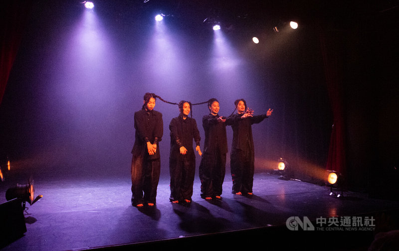 麥藍堤亞舞團於法國外亞維儂藝術節演出「共」,充滿女性魅力與萬物氣勢,牽動現場觀眾神經。圖為舞者們謝幕時向絲品劇院觀眾致謝。中央社記者李若韻亞維儂攝 114年7月20日